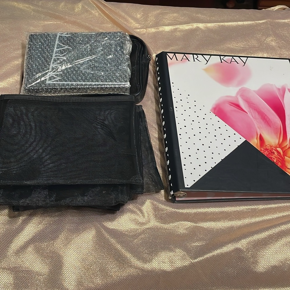 Mary Kay bundle- 3 ring binder, NWOT’s mirror & 8 mesh makeup bags w/zipper
